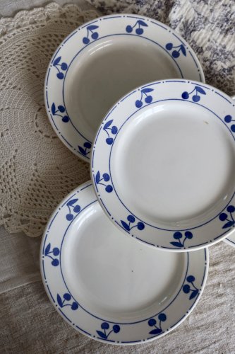 4 assiettes à dessert vintage faïence blanche - Décor cerises bleues