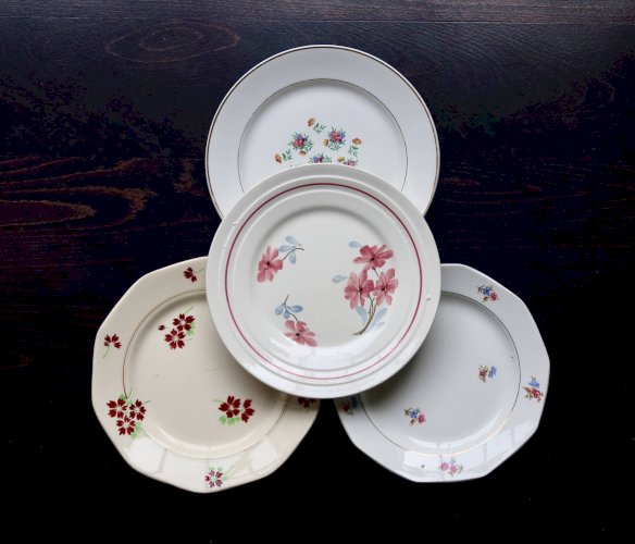 4 assiettes à dessert vintage fleuries dépareillées en faïence