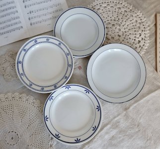 4 vintage dessert plates mismatched blue and white porcelain faïence