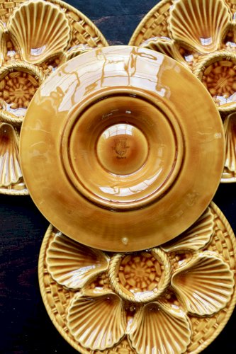 4 assiettes à huîtres vintage Longchamp en barbotine ocre