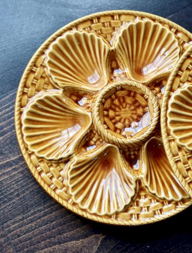 4 assiettes à huîtres vintage Longchamp en barbotine ocre