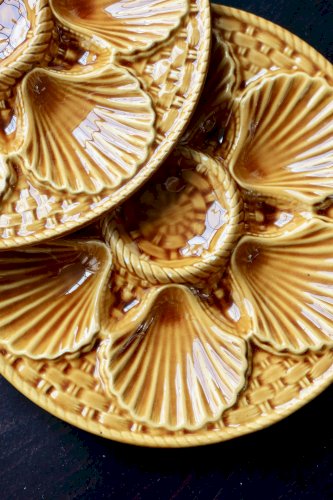 4 assiettes à huîtres vintage Longchamp en barbotine ocre