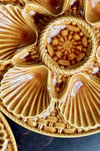 4 assiettes à huîtres vintage Longchamp en barbotine ocre