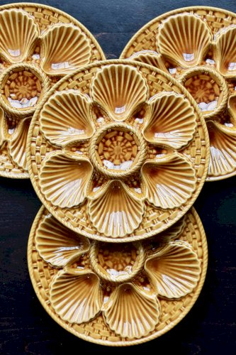 4 assiettes à huîtres vintage Longchamp en barbotine ocre