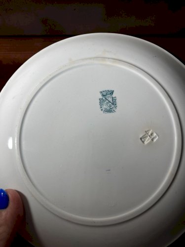 4 assiettes anciennes U&C Sarreguemines – Cyclisme, Automobilisme, Canotage – Assiettes parlantes – Fin XIXe début XXe