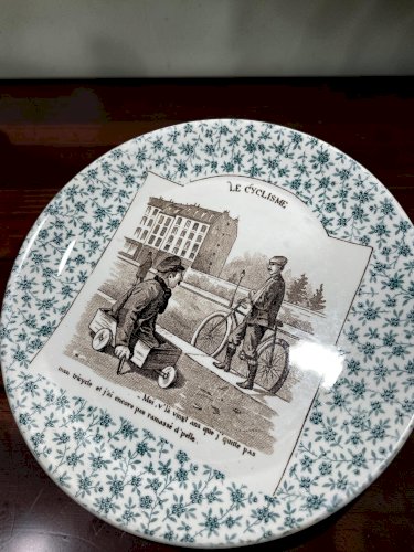 4 assiettes anciennes U&C Sarreguemines – Cyclisme, Automobilisme, Canotage – Assiettes parlantes – Fin XIXe début XXe