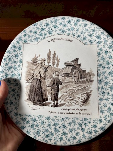 4 assiettes anciennes U&C Sarreguemines – Cyclisme, Automobilisme, Canotage – Assiettes parlantes – Fin XIXe début XXe
