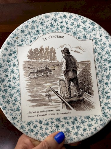 4 assiettes anciennes U&C Sarreguemines – Cyclisme, Automobilisme, Canotage – Assiettes parlantes – Fin XIXe début XXe