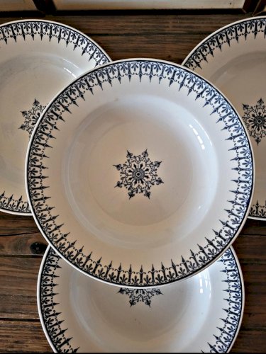 4 assiettes creuses Saint Amand, service Primax en terre de fer bleue, début 1900