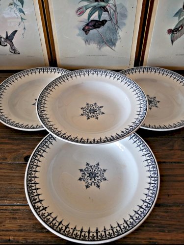 4 assiettes creuses Saint Amand, service Primax en terre de fer bleue, début 1900