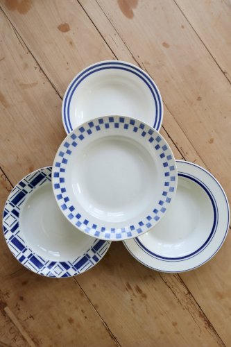 4 assiettes creuses vintage dépareillées porcelaine bleue et blanche