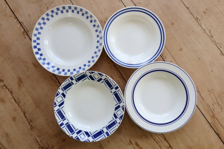 4 assiettes creuses vintage dépareillées porcelaine bleue et blanche