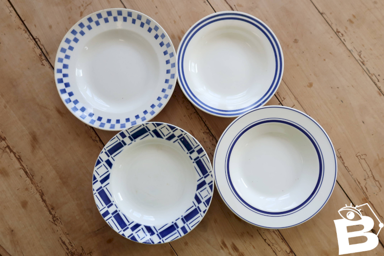 4 assiettes creuses vintage dépareillées porcelaine bleue et blanche