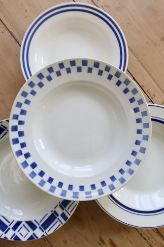4 assiettes creuses vintage dépareillées porcelaine bleue et blanche