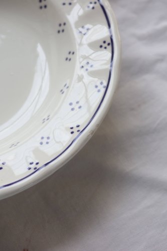 4 assiettes creuses vintage en porcelaine blanche - Motif pois bleus