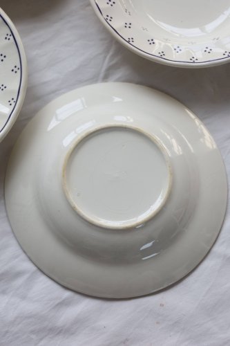 4 assiettes creuses vintage en porcelaine blanche - Motif pois bleus