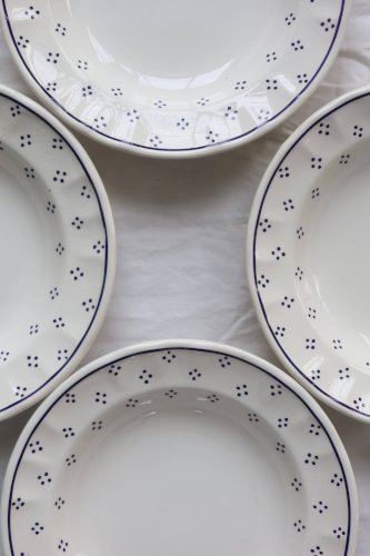 4 assiettes creuses vintage en porcelaine blanche - Motif pois bleus
