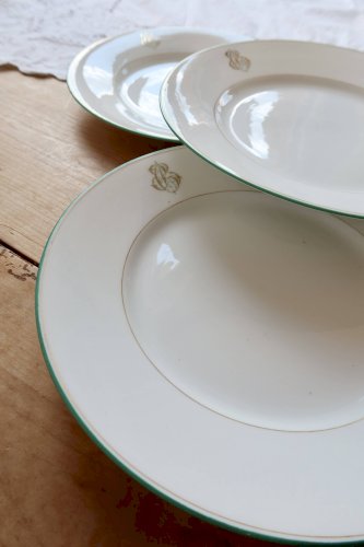4 assiettes monogrammées anciennes en porcelaine de Limoges