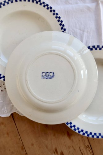 4 assiettes plates anciennes terre de fer Salins – Modèle Damier