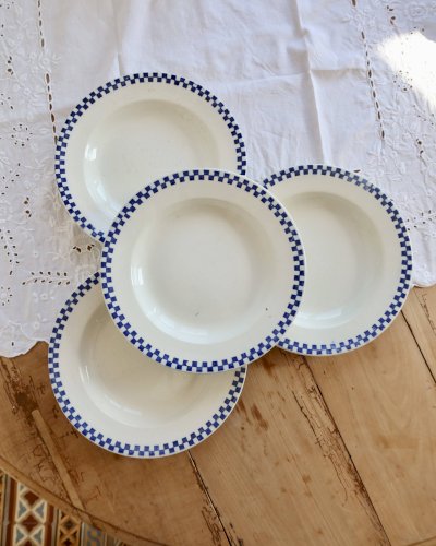 4 assiettes plates anciennes terre de fer Salins – Modèle Damier