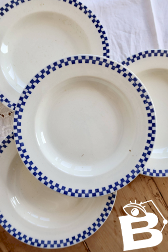 4 assiettes plates anciennes terre de fer Salins – Modèle Damier