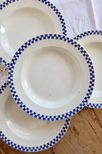 4 assiettes plates anciennes terre de fer Salins – Modèle Damier