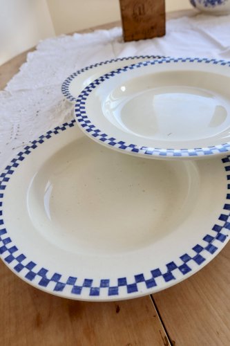 4 assiettes plates anciennes terre de fer Salins – Modèle Damier