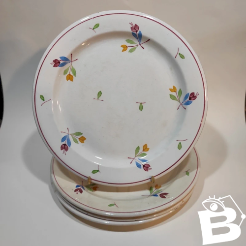 4 assiettes plates en faïence de Gien, modèle Rose-Marie
