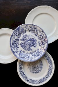 4 mismatched vintage flat plates blue and white earthenware - Bristol Lot