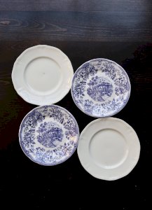 4 mismatched vintage flat plates blue and white earthenware - Cambridge lot