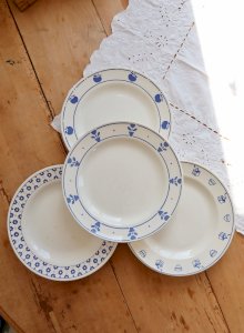 4 mismatched vintage dinner plates - Lot Cutie II