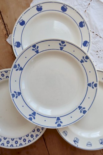 4 assiettes plates vintage  dépareillées - Lot Cutie II