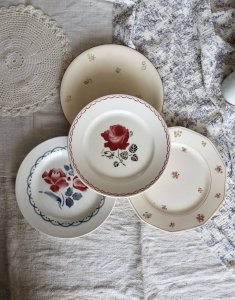 4 assiettes plates vintage dépareillées motif fleuri - Lot Rosa