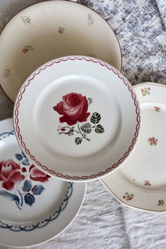 4 assiettes plates vintage dépareillées motif fleuri - Lot Rosa
