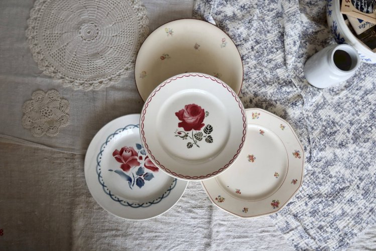 4 assiettes plates vintage dépareillées motif fleuri - Lot Rosa