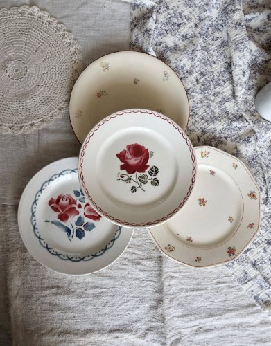 4 assiettes plates vintage dépareillées motif fleuri - Lot Rosa