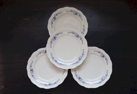 4 vintage flat plates in white and blue earthenware - Floral design