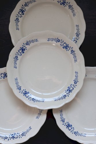 4 assiettes plates vintage en faïence banche et bleue - Décor fleuri