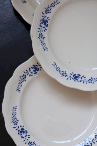 4 assiettes plates vintage en faïence banche et bleue - Décor fleuri
