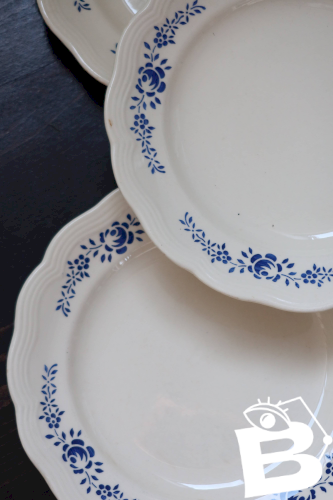 4 assiettes plates vintage en faïence banche et bleue - Décor fleuri