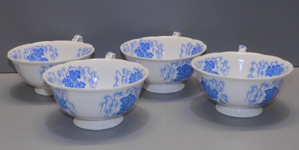 -4 BELLES TASSES PORCELAINE FINE L.M. & Cie MOTIFS FEUILLES de VIGNE BLEUES   D