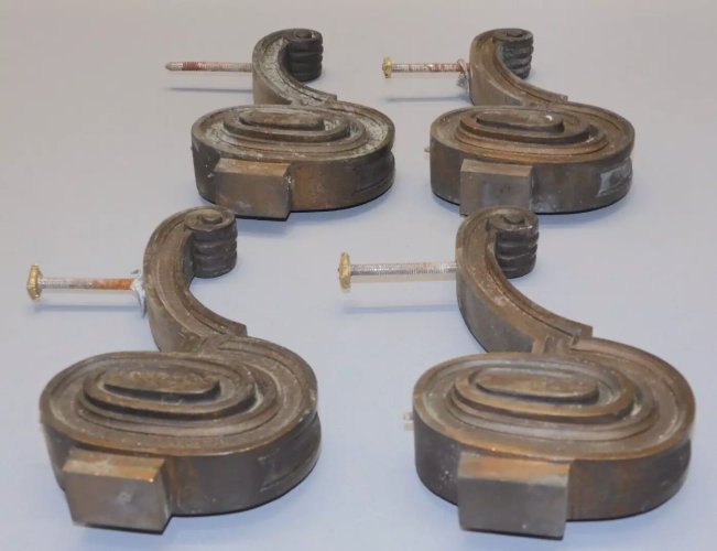 -4 BRONZES ANCIENS PIEDS DE PENDULE OU AUTRE BRONZE PLEIN COLLECTION DECO    D