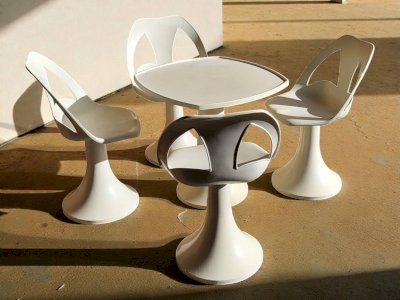 4 chairs and 1 Space Age table from the 1960s