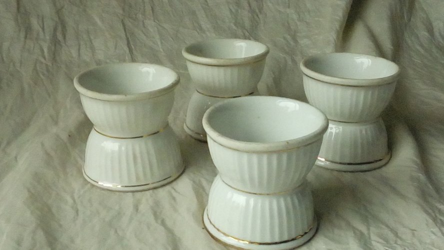 4 COQUETIERS DIABOLO EN PORCELAINE MODELE CÔTELÉ *