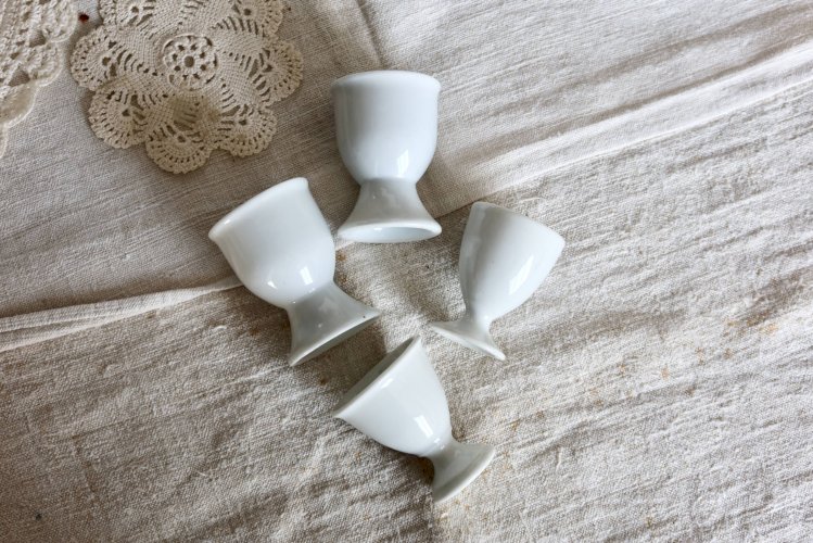 4 coquetiers vintage dépareillés en porcelaine blanche