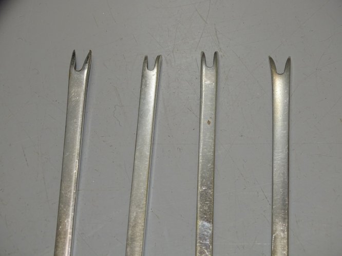 -4 FOURCHETTES A CRUSTACES CURETTES A HOMARD COLLECTION DECO TABLE de FETES    D