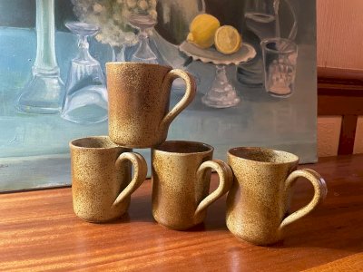 4 grands mugs en grès moucheté vintage