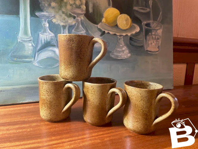 4 grands mugs en grès moucheté vintage