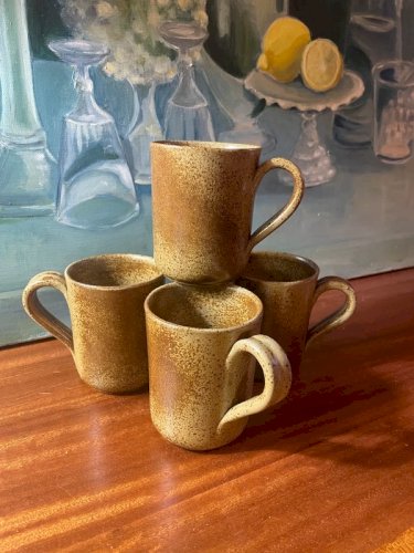 4 grands mugs en grès moucheté vintage