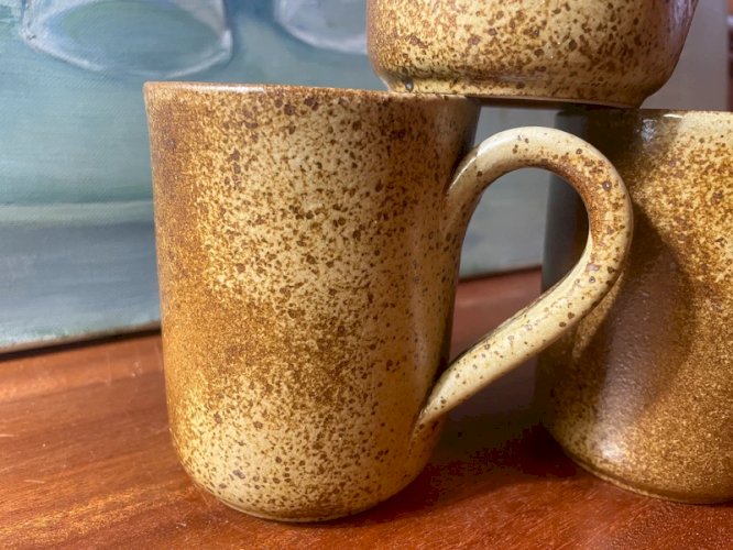 4 grands mugs en grès moucheté vintage